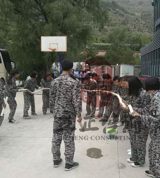 培訓快訊培訓時間：9月16日培訓單位：某大學培訓課程：拓展培訓人數：拓展40人，觀摩人員：1名蘭州戶外拓展蘭州拓展培訓