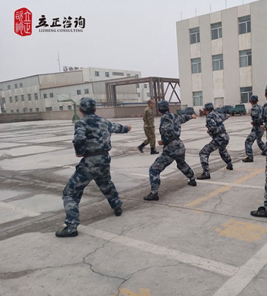 培訓快訊培訓主題：”班長管戰士“軍事化拓展訓練培訓內容：管理培訓+軍事訓練+拓展訓練培訓對象：班組長、值長、科級干部、儲備干部、技術人才課程設置：《從部隊的宗旨看企業的愿景》《從部隊的紀律看企業的規章