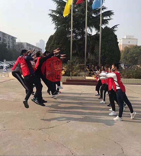 培訓快訊培訓時間：11月12日培訓地點:單位體育館培訓單位:蘭州**公司團干部培訓班培訓課程:拓展培訓人數：86人