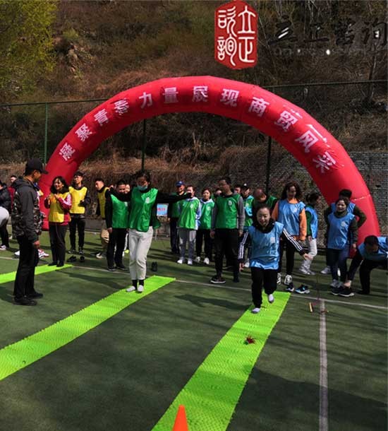 培訓快訊培訓時間：4月28日培訓地點:興隆山城建培訓中心培訓單位:甘肅交通**公司培訓課程:趣味運動會部分拓展項目介紹：緬甸橋項目類型：團隊合作項目培訓形式：一段軟梯掛在山坳的兩端。學員必須利用繩梯和