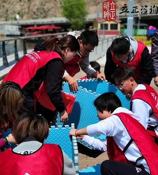 培訓快訊培訓時間：4月28日培訓地點:劉家峽培訓單位:甘肅建投集團**公司培訓課程:“知黨史憶征程”黨建活動部分拓展項目介紹：天使之手——目標的定位與實施項目類型：雙人協作項目培訓形式：小組成員被隨機