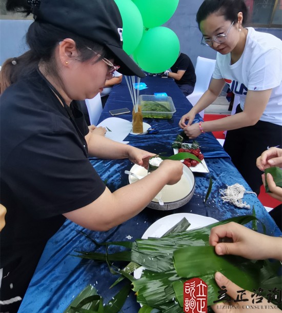 培訓快訊培訓時間：2021年6月14日培訓地點:和銳德廠區培訓單位:甘肅和銳德公司（徐工挖掘機）培訓課程:端午節主題團建活動項目介紹這個項目叫朱德的扁擔：每支代表隊選派男女各2名共4名隊員參賽，參賽隊