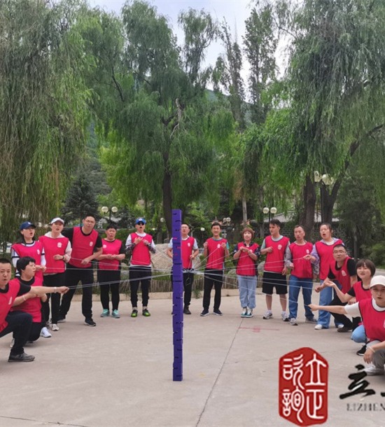 培訓快訊培訓時間：2021年7月6日培訓地點：榆中興隆山培訓單位:甘肅**集團**公司培訓課程:中青年職工拓展培訓班培訓項目介紹：合力建塔團隊成員拉緊繩子末端控制塔鉤移動，用塔鉤將一塊塊塔吊起并按照教