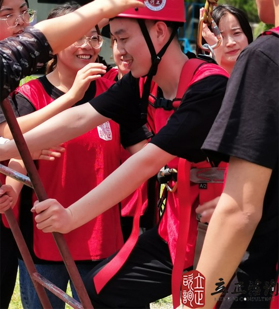 培訓快訊培訓時間：2021年7月7日培訓地點：榆中興隆山培訓單位：北京華聯培訓課程:“雛鷹訓練營”