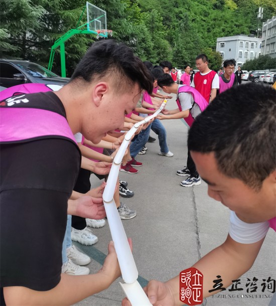 培訓快訊培訓時間：2021年7月12-19日培訓地點：西安培訓單位：中鐵**局**公司培訓課程：新員工入職培訓班團隊合作項目鼓動人心培訓形式一個大鼓，把鼓的四周拴上16根繩子，每根繩子由一個人牽著，在