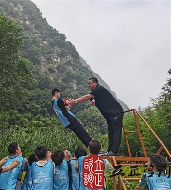 培訓快訊培訓時間：2021年7月19-26日培訓地點:西安培訓單位:中鐵**局**公司培訓課程:新員工入職培訓班個人挑戰(zhàn)項目凌空飛渡（高空斷橋）——挑戰(zhàn)、超越培訓形式在教練的指導下穿上保險衣扣上保險繩